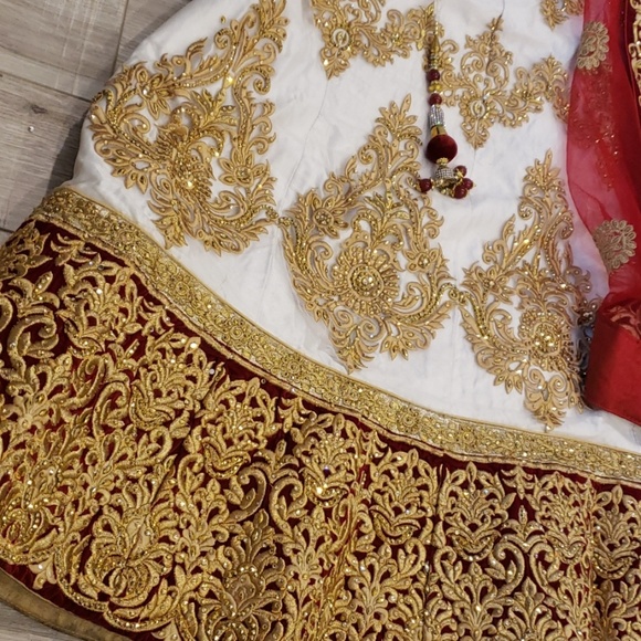 Indian bridal lehenga outfit - Picture 3 of 6